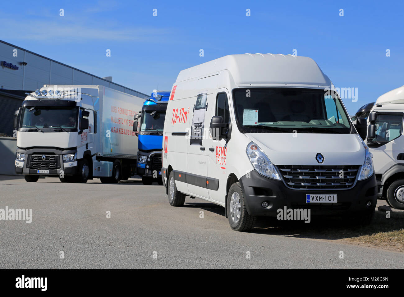LIETO, FINLANDE - le 5 avril 2014 : Renault Trucks présente 150,35 Master L3H3 van dans le cadre de leur nouvelle gamme de Volvo Trucks et Renault Trucks roadshow. Banque D'Images