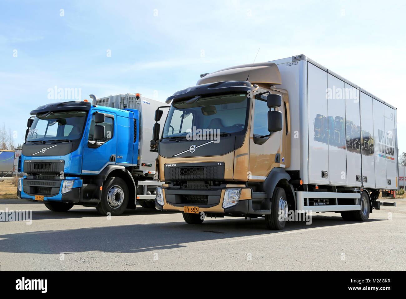 LIETO, FINLANDE - le 5 avril 2014 : Volvo Trucks présente de nouveaux camions de FE et FL512 dans le cadre de leur nouvelle gamme de Volvo Trucks et Renault Trucks roadshow. Banque D'Images
