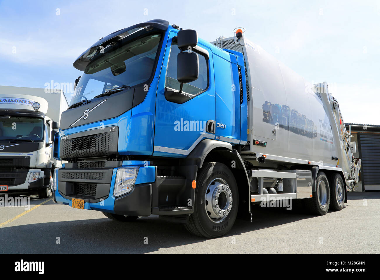 LIETO, FINLANDE - le 5 avril 2014 : Volvo Trucks présente le nouveau FE dans le cadre de leur nouvelle gamme de Volvo Trucks et Renault Trucks roadshow. Banque D'Images