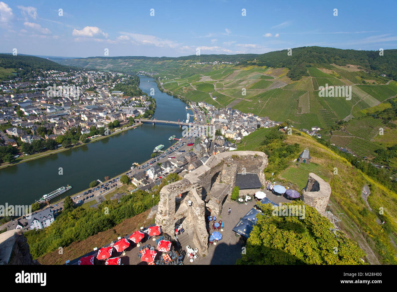 Vue du château de Landshut sur Bernkastel-Kues et Moselle, Rhénanie-Palatinat, Allemagne, Europe Banque D'Images