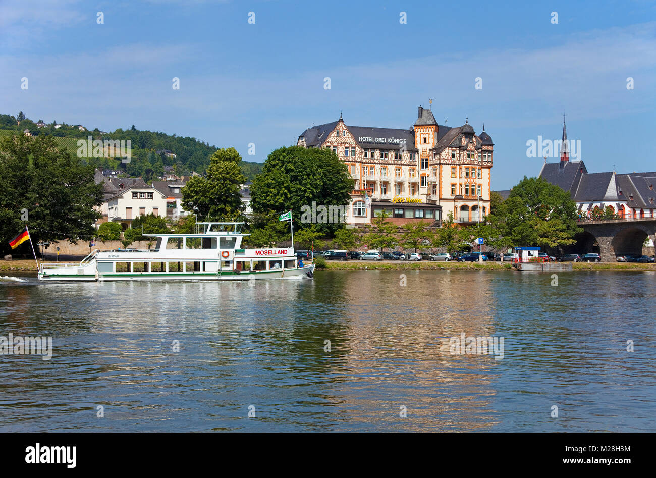 Navire d'excursion du riverside village viticole de Bernkastel-Kues, Moselle, Rhénanie-Palatinat, Allemagne, Europe Banque D'Images