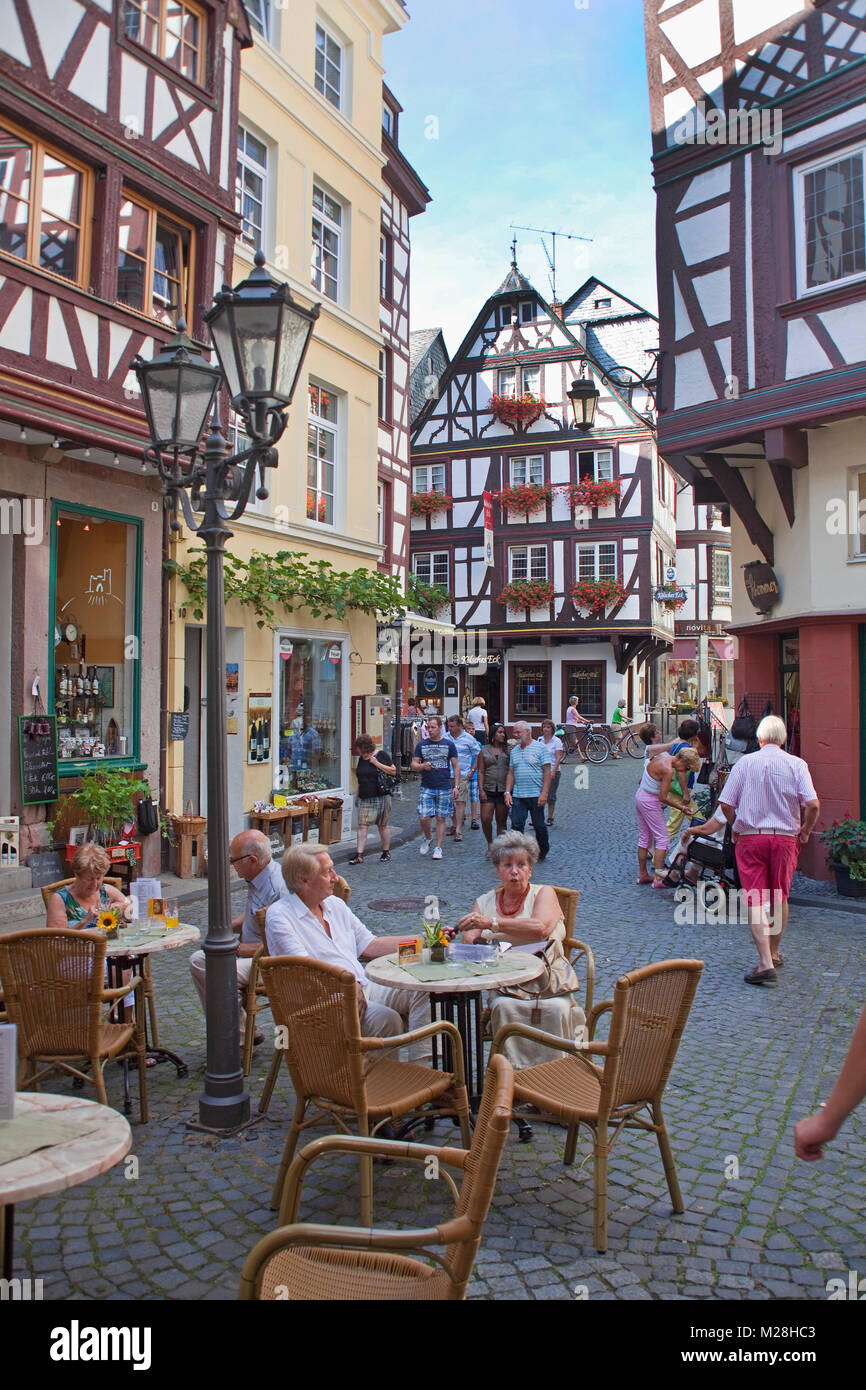 Café de la rue au marché, maisons à colombages au centre historique de la vieille ville de Bernkastel-Kues, Moselle, Rhénanie-Palatinat, Allemagne, Europe Banque D'Images