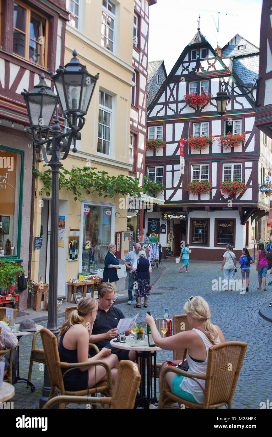 En dehors de la gastronomie à une allée de Bernkaste-Kues, Moselle, Rhénanie-Palatinat, Allemagne, Europe Banque D'Images