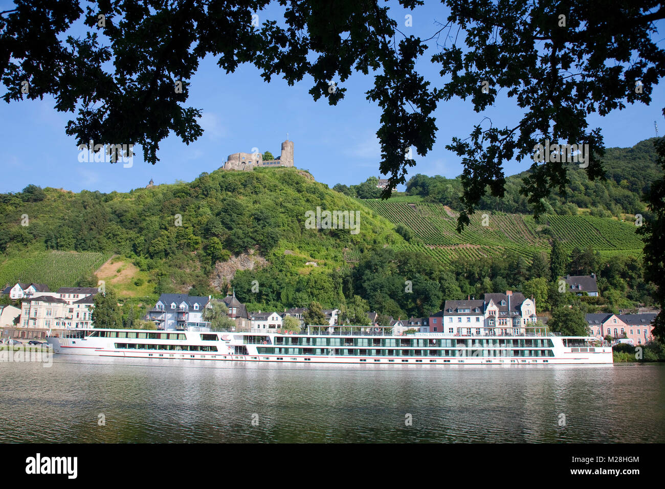 River cruise ship à Bernkastel-Kues, Moselle, Rhénanie-Palatinat, Allemagne, Europe Banque D'Images