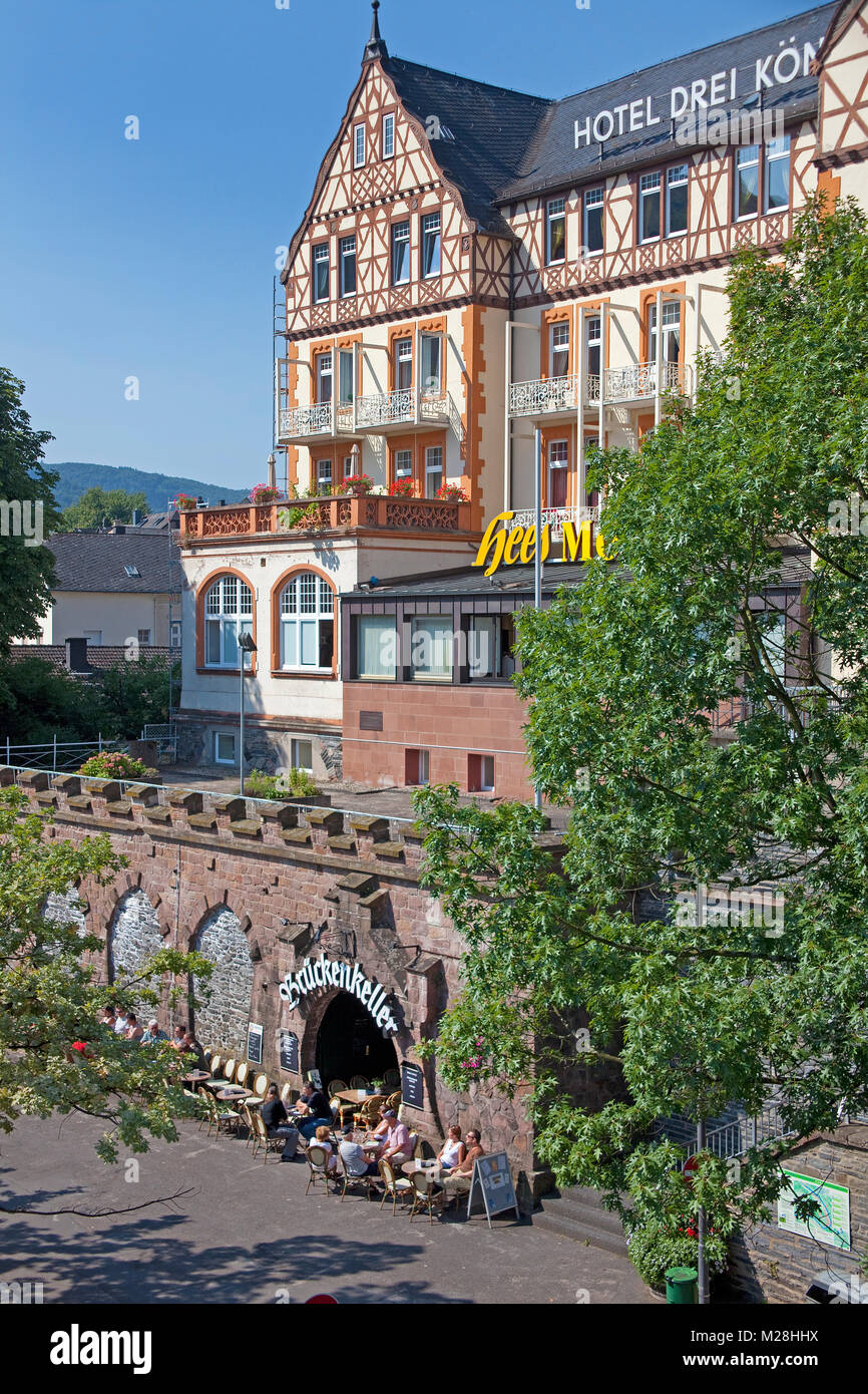 L'hôtel 'Trois rois", ci-dessous la taverne à vin 'Brueckenkeller» au pont, Bernkastel-Kues Moselle, Moselle, Rhénanie-Palatinat, Allemagne, Europe Banque D'Images