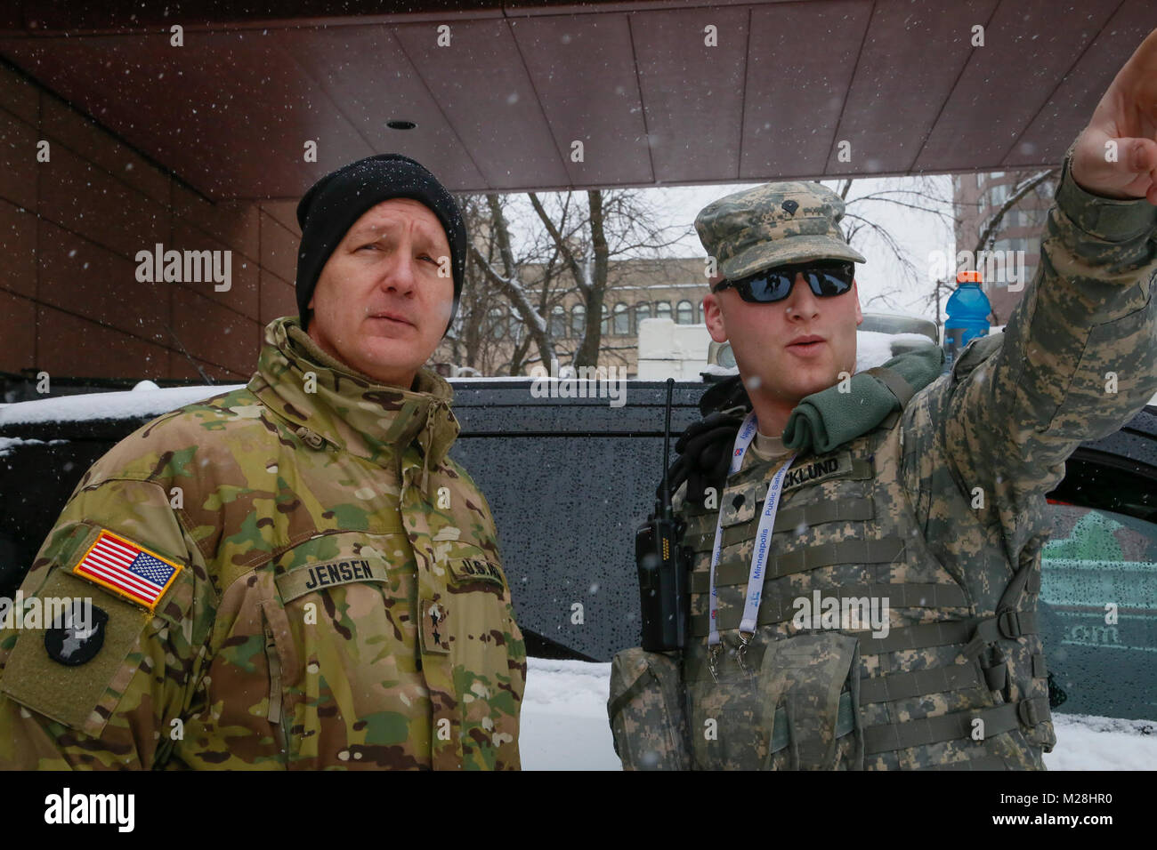 La haute direction de la Garde nationale du Minnesota, visiter les soldats en service durant le Super Bowl Week-end dans le centre-ville de Minneapolis Samedi, 3 février 2018. Le major-général Jon Jensen, adjudant général de la Garde nationale du Minnesota, spécialiste de l'Armée parle avec J. H. Wicklund Hunter de la 34e Compagnie de Police militaire près de la U.S. Bank Stadium. La garde, le partenariat avec les autorités locales, un soutien et la sécurité pendant le Super Bowl et dans les jours qui ont précédé le grand jeu. (U.S. Air National Guard Banque D'Images