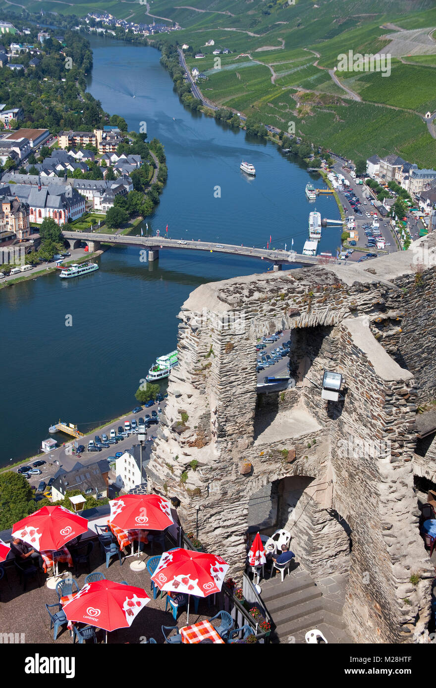 Vue du château de Landshut sur Bernkastel-Kues et Moselle, Rhénanie-Palatinat, Allemagne, Europe Banque D'Images