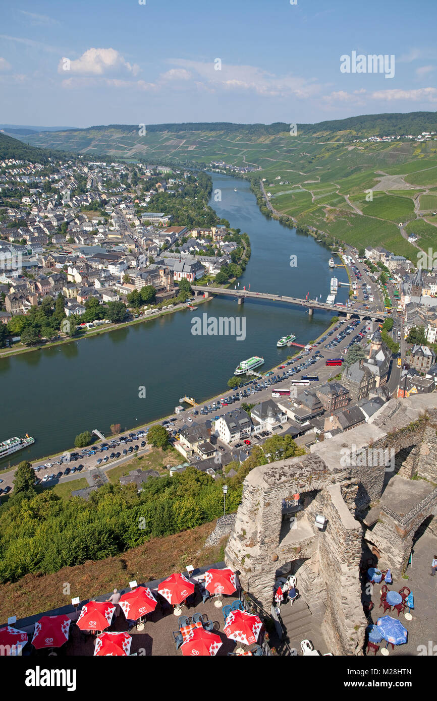 Vue du château de Landshut sur Bernkastel-Kues et Moselle, Rhénanie-Palatinat, Allemagne, Europe Banque D'Images