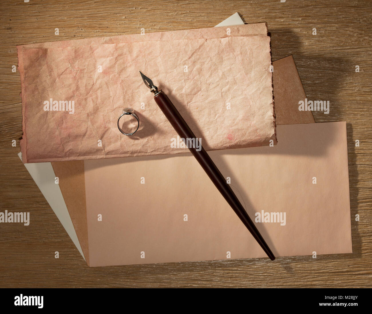 Enveloppe avec du papier craft en lettre retro style Banque D'Images