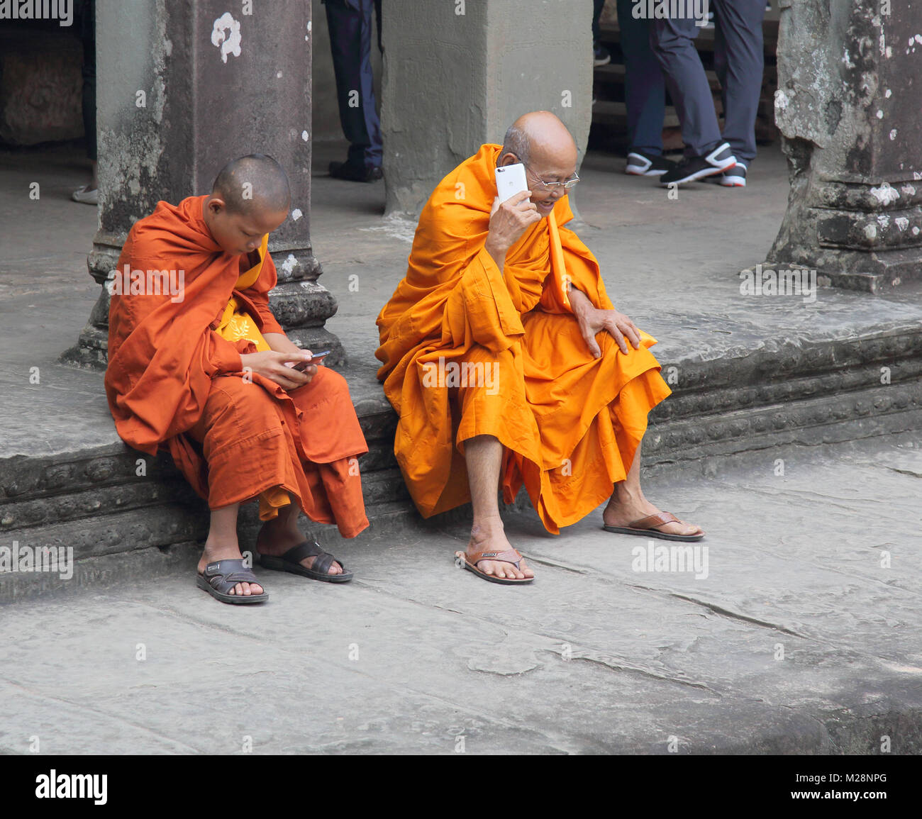 Les moines bouddhistes à l'ancien temple d'angkor wat à Siem Reap au Cambodge Banque D'Images