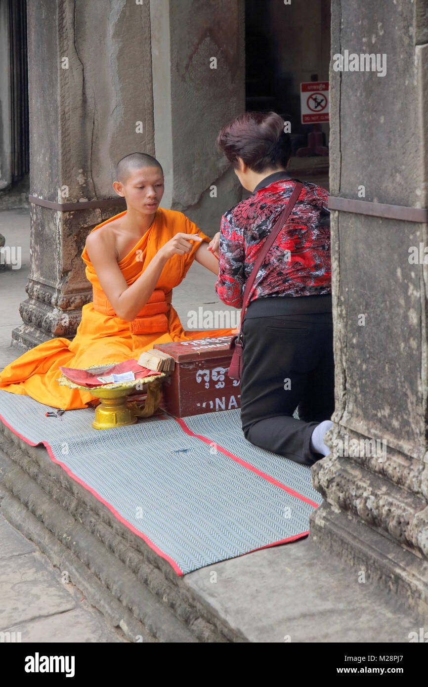 Les moines bouddhistes à l'ancien temple d'angkor wat à Siem Reap au Cambodge Banque D'Images
