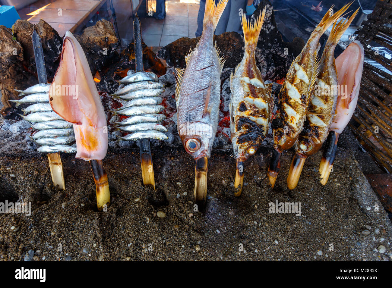 La nourriture de poissons traditionnels Espeto Andalousie, espagne. Banque D'Images