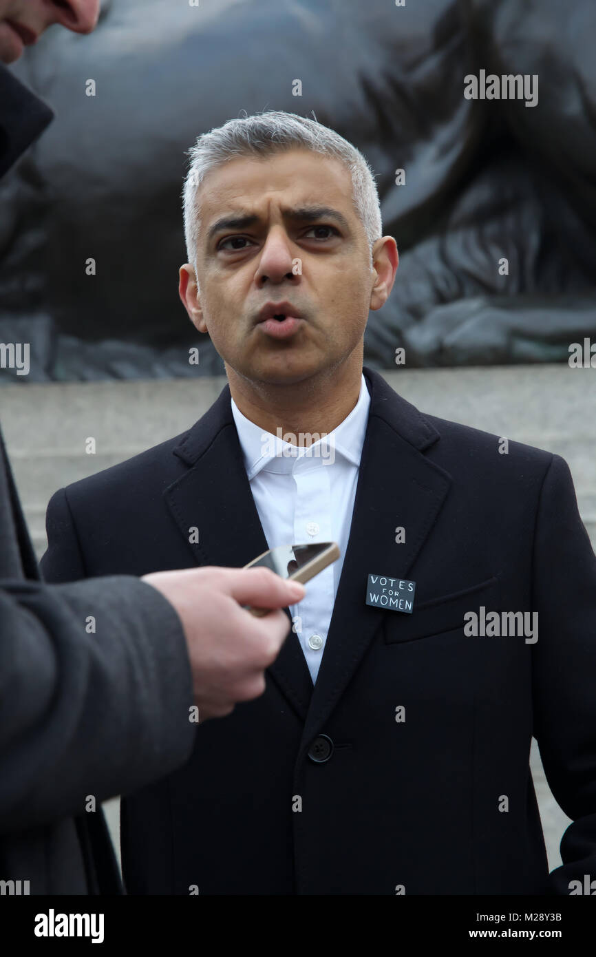 London,UK, 6 février 2018, le maire de Londres, Sadiq Khan, a annoncé des plans pour une exposition publique à Trafalgar Square dans le cadre de sa campagne d'BehindEveryGreatCity # pour marquer le centenaire des premières femmes au Royaume-Uni d'assurer le droit de vote. L'exposition a ouvert ses portes spécialement commandé aujourd'hui sur l'événement 6 février anniversaire, qui marque les 100 ans depuis la 1918 Loi sur la représentation du peuple a été adopté. C'était une victoire historique qui a donné le premier le droit de vote aux femmes, et a été adopté grâce à la campagne des suffragettes et suffragettes.Credit : Keith Larby Banque D'Images