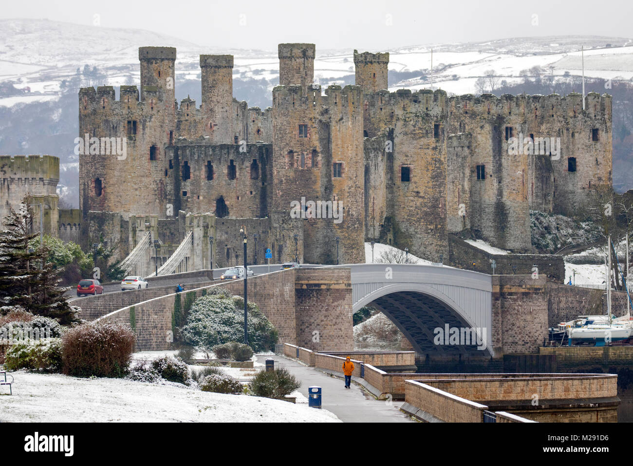 Conwy, Pays de Galles, Royaume-Uni Le 6 février 2018, UK Météo : temps froid et de la neige dans de nombreuses régions du Royaume-Uni aujourd'hui notamment avec le Château de Conwy Conwy entouré par un paysage couvert de neige Banque D'Images