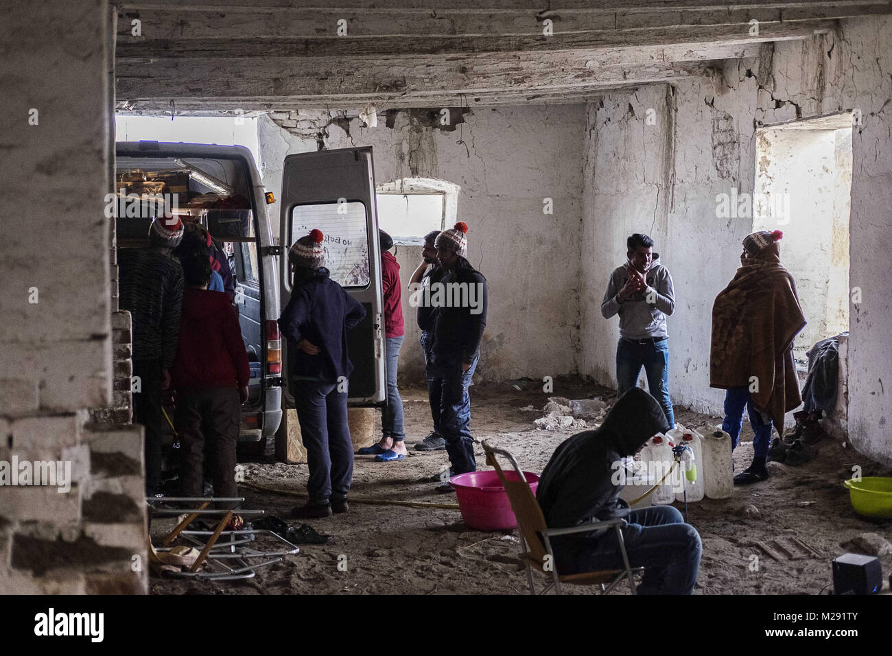 Horgos, Kanjiza, Serbie. 27 Jan, 2018. Les organismes de bienfaisance international qui permet d'apporter de piles et d'autres fournitures pour les personnes vivant à proximité de la frontière hongroise - Serbe. Horgos est un village situé dans la municipalité de Kanjiza, dans le district du Banat septentrional de la Serbie, à moins de 10km de la frontière hongroise à serbe. La route des Balkans a été officiellement fermé il y a plus d'un an avec la Croatie et la Hongrie la sécurisation des frontières qui a conduit aux migrants et aux réfugiés de se coincer en Serbie. Bien que les bordures autour de la Serbie ont serré il y a encore tenté les passages frontaliers chaque nuit. Banque D'Images