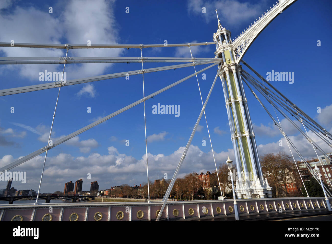 Londres, Royaume-Uni, 6 février 2018 froid matin à Londres avec la baisse des températures au dessus de zéro. Plein soleil sur Albert Bridge Banque D'Images