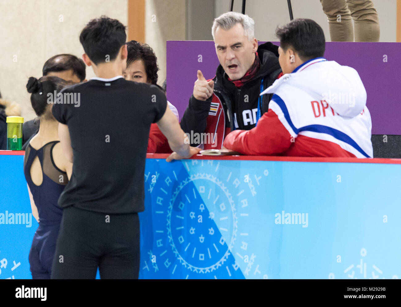 Gangneung, Corée du Sud. Le 06 février, 2018. La Corée du Nord Ryom Tae Ok (L) et Kim Ju Sik (2-L) parler avec l'entraîneur canadien Bruno Marotte (2-R) au cours de la paire figure skating séance de formation à l'Aréna à Gangneung, Corée du Sud, 06 février 2018. Les Jeux Olympiques d'hiver de 2018 à PyeongChang sont dues à courir à partir de 09 - 25 février. Crédit : Peter Kneffel/dpa/Alamy Live News Banque D'Images