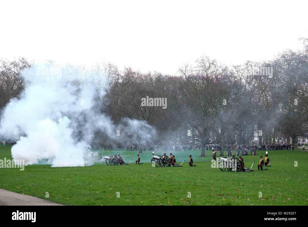 6 Feb 2018 de Londres. Une salve de 41 par la troupe Kings Royal Horse Artillery est tiré dans Green Park London,UK le Février 6,2018 pour marquer le 66e année depuis l'adhésion de Sa Majesté la Reine au trône. Credit : Claire Doherty/Alamy Live News Banque D'Images