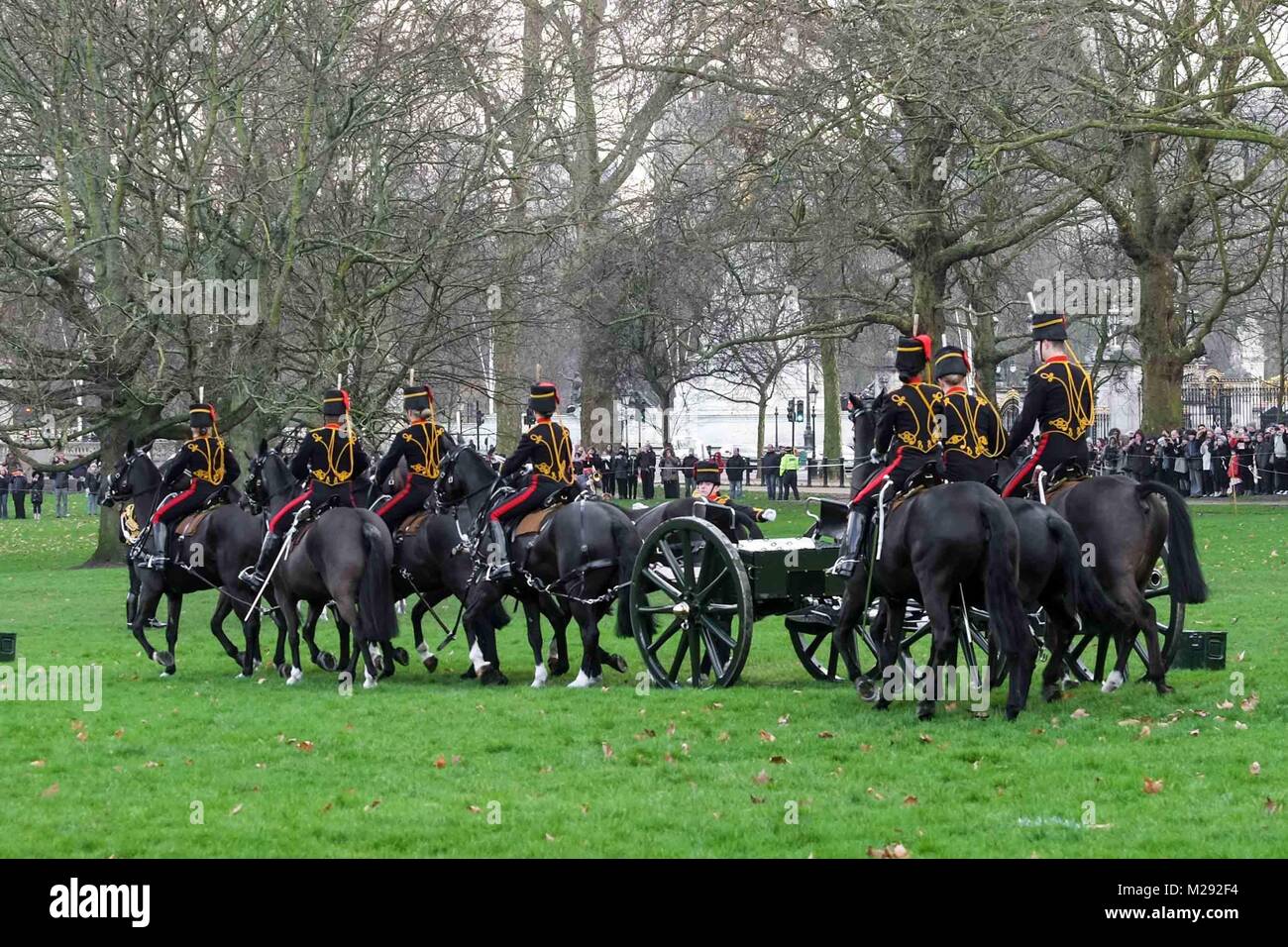 6 Feb 2018 de Londres. Une salve de 41 par la troupe Kings Royal Horse Artillery est tiré dans Green Park London,UK le Février 6,2018 pour marquer le 66e année depuis l'adhésion de Sa Majesté la Reine au trône. Credit : Claire Doherty/Alamy Live News Banque D'Images