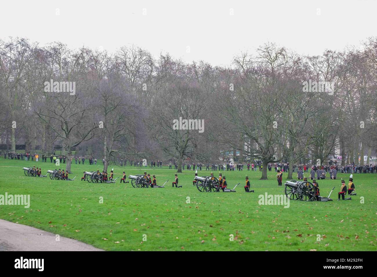 6 Feb 2018 de Londres. Une salve de 41 par la troupe Kings Royal Horse Artillery est tiré dans Green Park London,UK le Février 6,2018 pour marquer le 66e année depuis l'adhésion de Sa Majesté la Reine au trône. Credit : Claire Doherty/Alamy Live News Banque D'Images