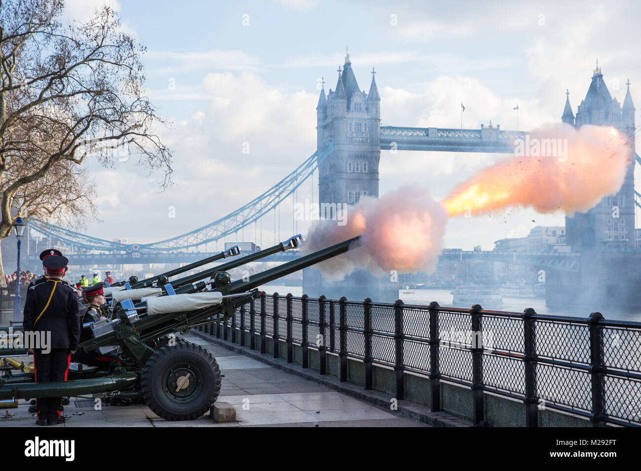 Londres, Royaume-Uni. 6 Février, 2018. Des soldats en tenue de cérémonie de l'honorable compagnie d'artillerie, la ville de London Regiment de l'armée de réserve et le plus ancien régiment dans l'armée britannique, feu L118 trois légères de cérémonie lors d'une salve de 62 sur la Tamise pour marquer le 66e anniversaire de la reine accession au trône le jour où son père, le roi George VI, est mort. Credit : Mark Kerrison/Alamy Live News Banque D'Images