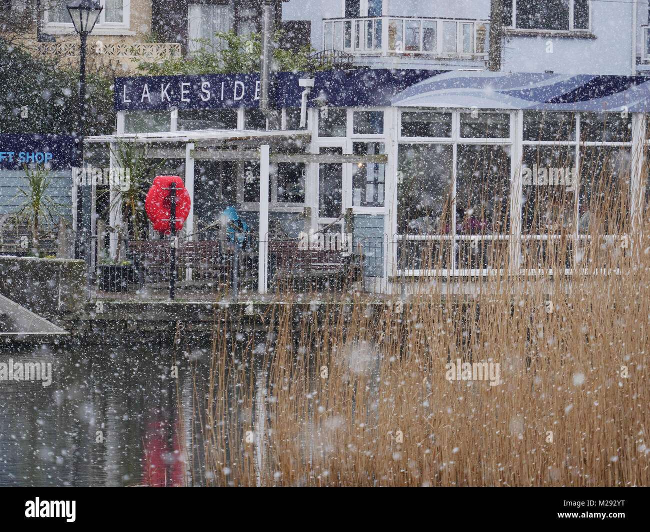 Newquay, Cornwall, UK. 6 Février, 2018. Exceptionnellement fortes chutes de neige sur la côte nord de Cornwall. Neige inhabituelle à Trenance Lake et de jardins. Credit : Nicholas Burningham/Alamy Live News Banque D'Images