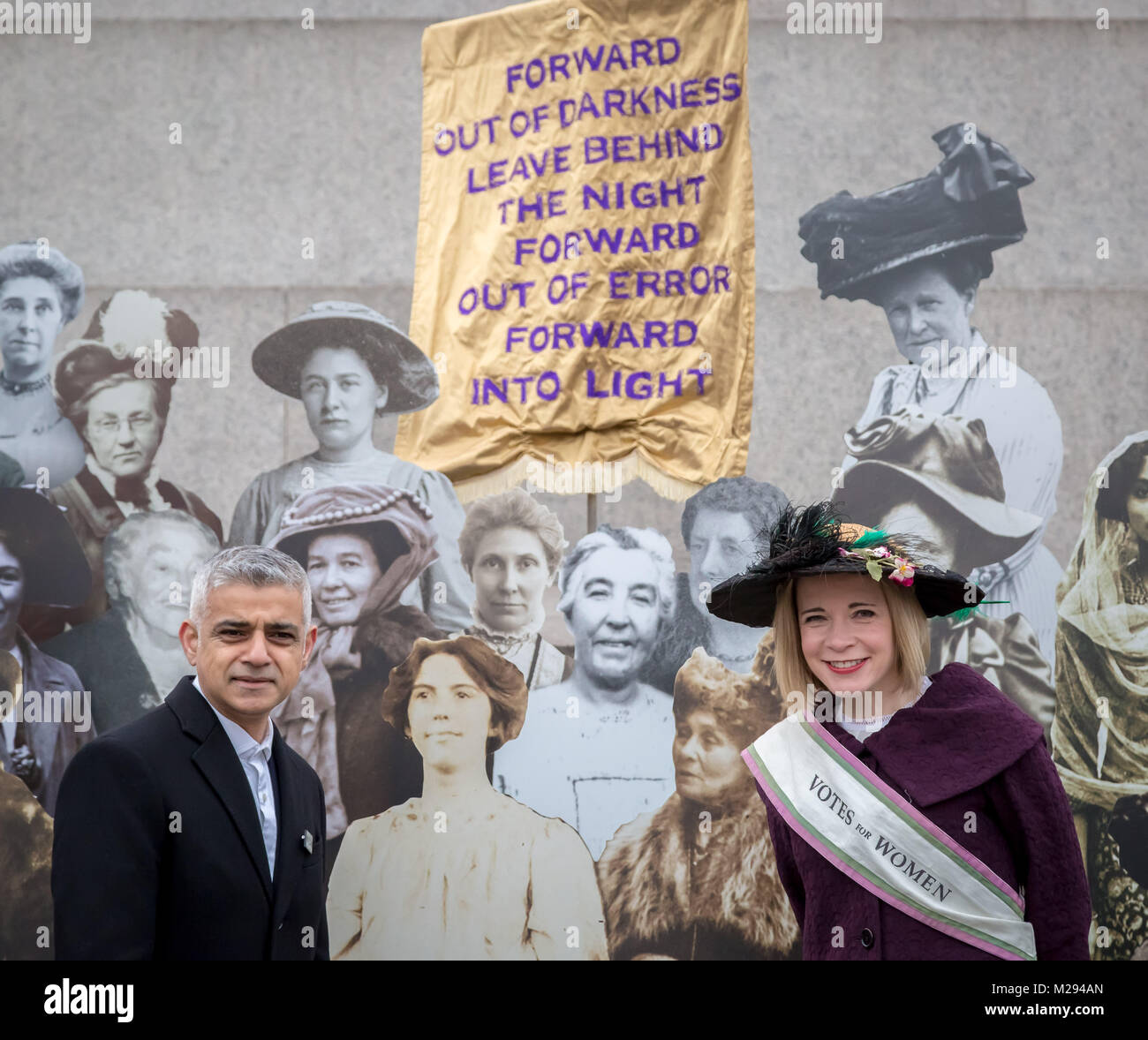 Londres, Royaume-Uni. Feb 6, 2018. Le maire de Londres y compris l'historien Lucy Worsley accueille une exposition symbolique à Trafalgar Square en marquant 100 ans depuis la 1918 Loi sur la représentation du peuple a été adoptée - une victoire historique qui a donné le premier le droit de vote aux femmes. Crédit : Guy Josse/Alamy Live News Banque D'Images