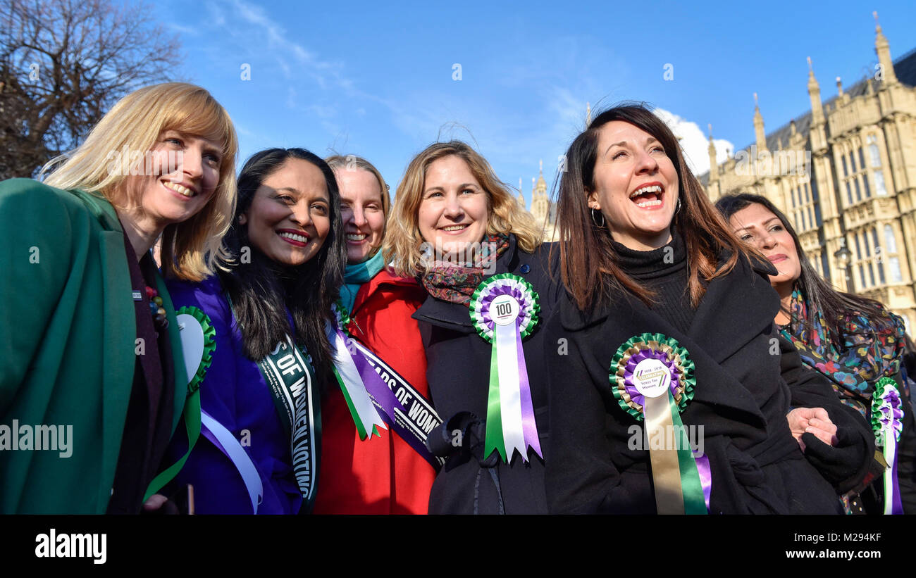 Londres, Royaume-Uni. 6 février 2018. (R) Liz Kendall rejoint les femmes membres du cabinet fantôme et du travail des hommes politiques devant les Maisons du Parlement, portant le titre du travail, les rosettes des suffragettes holding des pancartes à côté d'un '100 ans de droit de vote des femmes' banner pour aider au lancement de la campagne du gouvernement pour célébrer les 100 ans du droit de vote pour les femmes. Crédit : Stephen Chung / Alamy Live News Banque D'Images