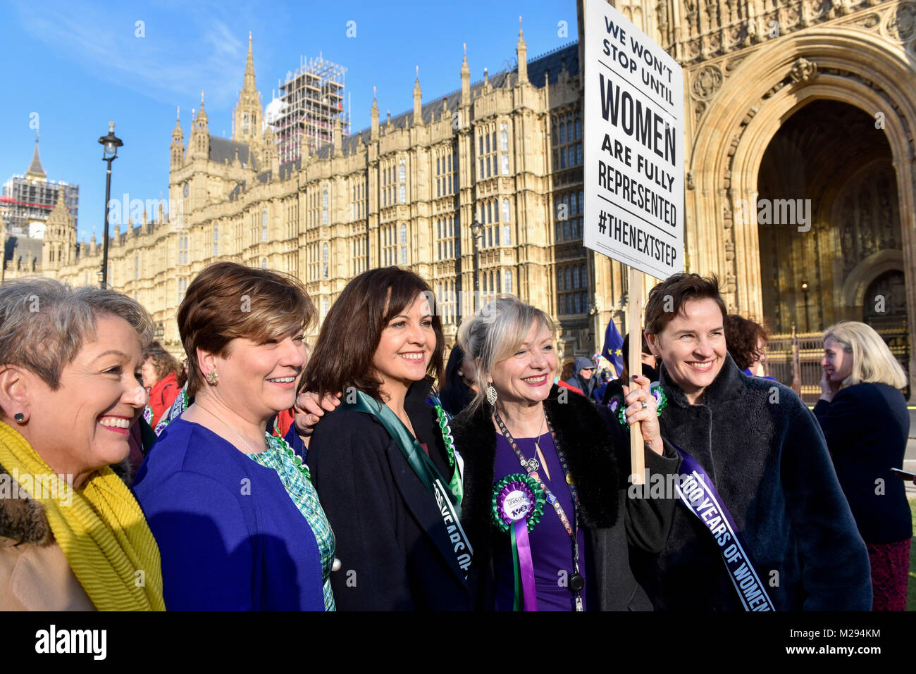 Londres, Royaume-Uni. 6 février 2018. (2e à gauche) Emily Thornberry rejoint les femmes membres du cabinet fantôme et du travail des hommes politiques devant les Maisons du Parlement, portant le titre du travail, les rosettes des suffragettes holding des pancartes à côté d'un '100 ans de droit de vote des femmes' banner pour aider au lancement de la campagne du gouvernement pour célébrer les 100 ans du droit de vote pour les femmes. Crédit : Stephen Chung / Alamy Live News Banque D'Images