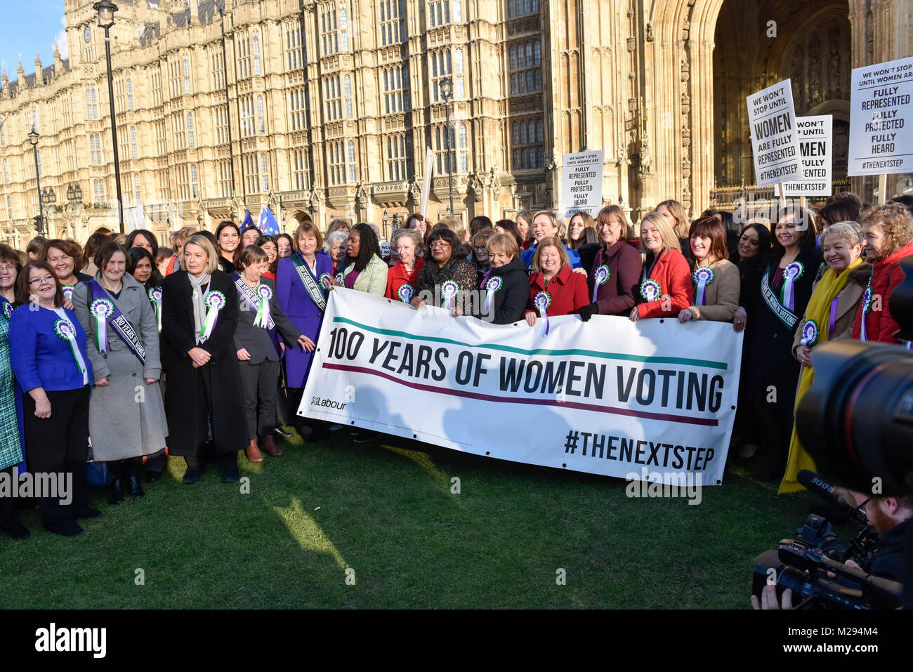 Londres, Royaume-Uni. 6 février 2018. Les femmes membres du cabinet fantôme et du travail des hommes politiques devant les Maisons du Parlement, portant le titre du travail, les rosettes des suffragettes holding des pancartes à côté d'un '100 ans de droit de vote des femmes' banner pour aider au lancement de la campagne du gouvernement pour célébrer les 100 ans du droit de vote pour les femmes. Crédit : Stephen Chung / Alamy Live News Banque D'Images