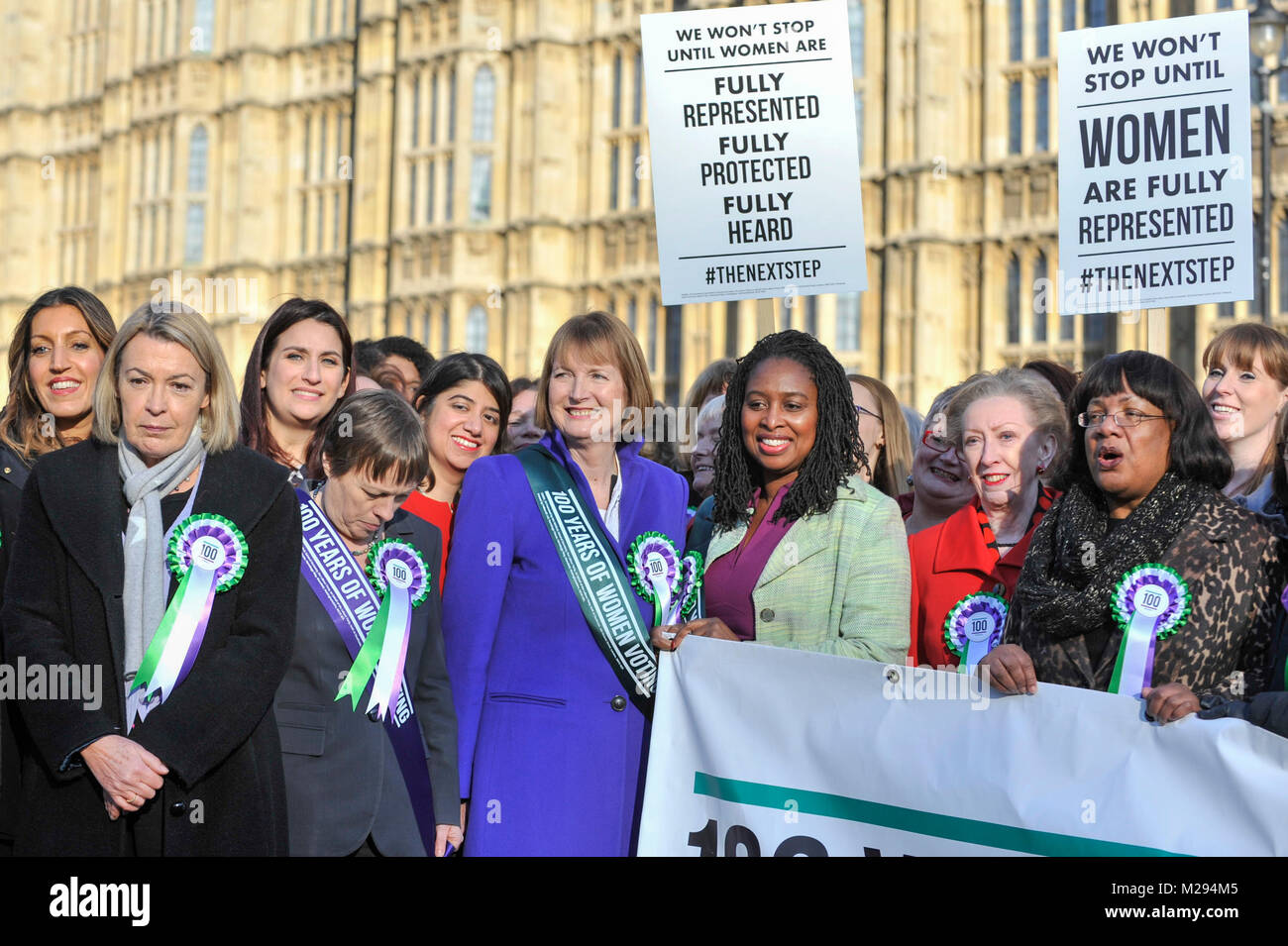 Londres, Royaume-Uni. 6 février 2018. (C) Harriet Harman, Dawn Butler, Margaret Beckett et Diane Abbott inscrivez-vous femmes membres du cabinet fantôme et du travail des hommes politiques devant les Maisons du Parlement, portant le titre du travail, les rosettes des suffragettes holding des pancartes à côté d'un '100 ans de droit de vote des femmes' banner pour aider au lancement de la campagne du gouvernement pour célébrer les 100 ans du droit de vote pour les femmes. Crédit : Stephen Chung / Alamy Live News Banque D'Images
