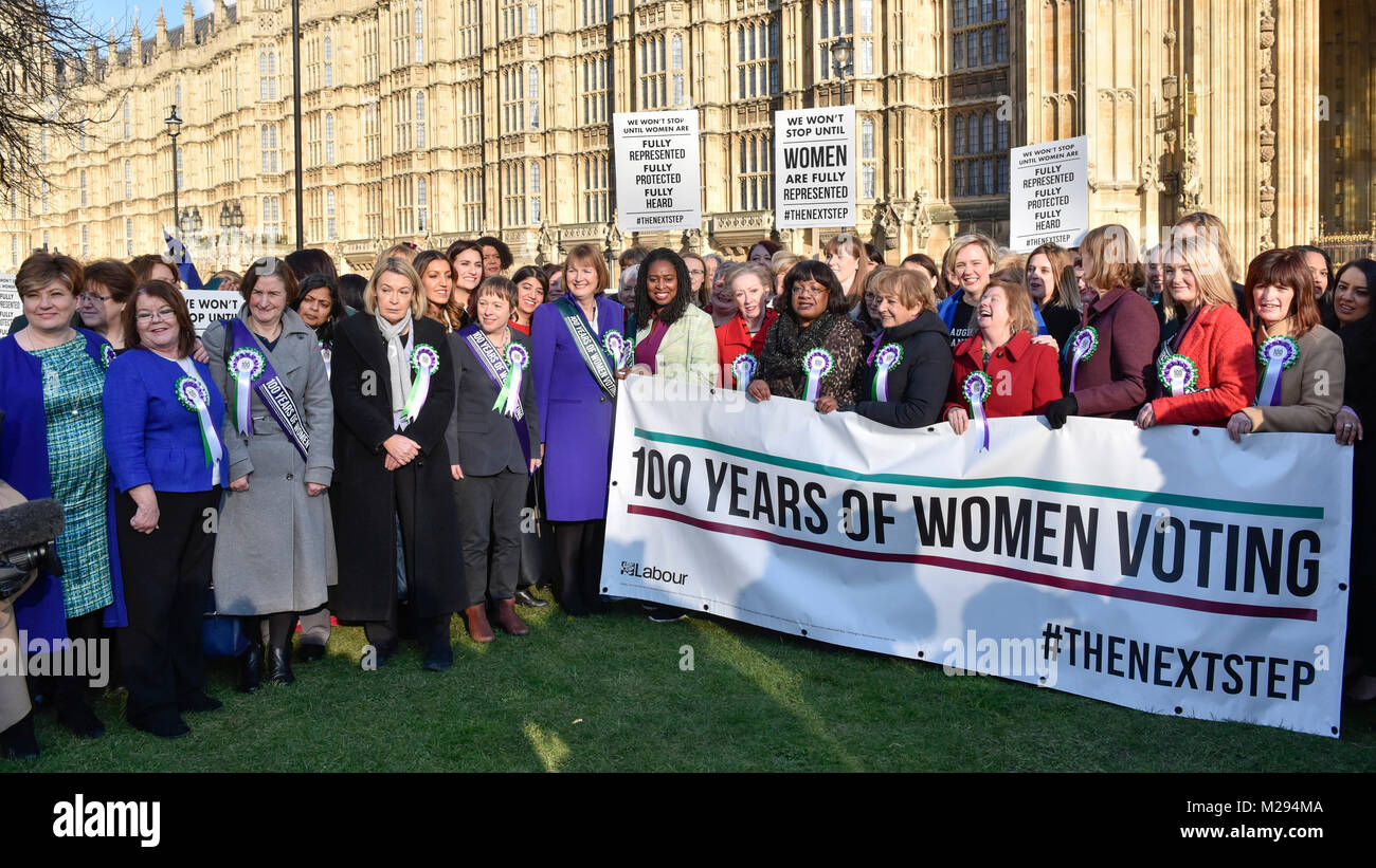 Londres, Royaume-Uni. 6 février 2018. Les femmes membres du cabinet fantôme et du travail des hommes politiques devant les Maisons du Parlement, portant le titre du travail, les rosettes des suffragettes holding des pancartes à côté d'un '100 ans de droit de vote des femmes' banner pour aider au lancement de la campagne du gouvernement pour célébrer les 100 ans du droit de vote pour les femmes. Crédit : Stephen Chung / Alamy Live News Banque D'Images