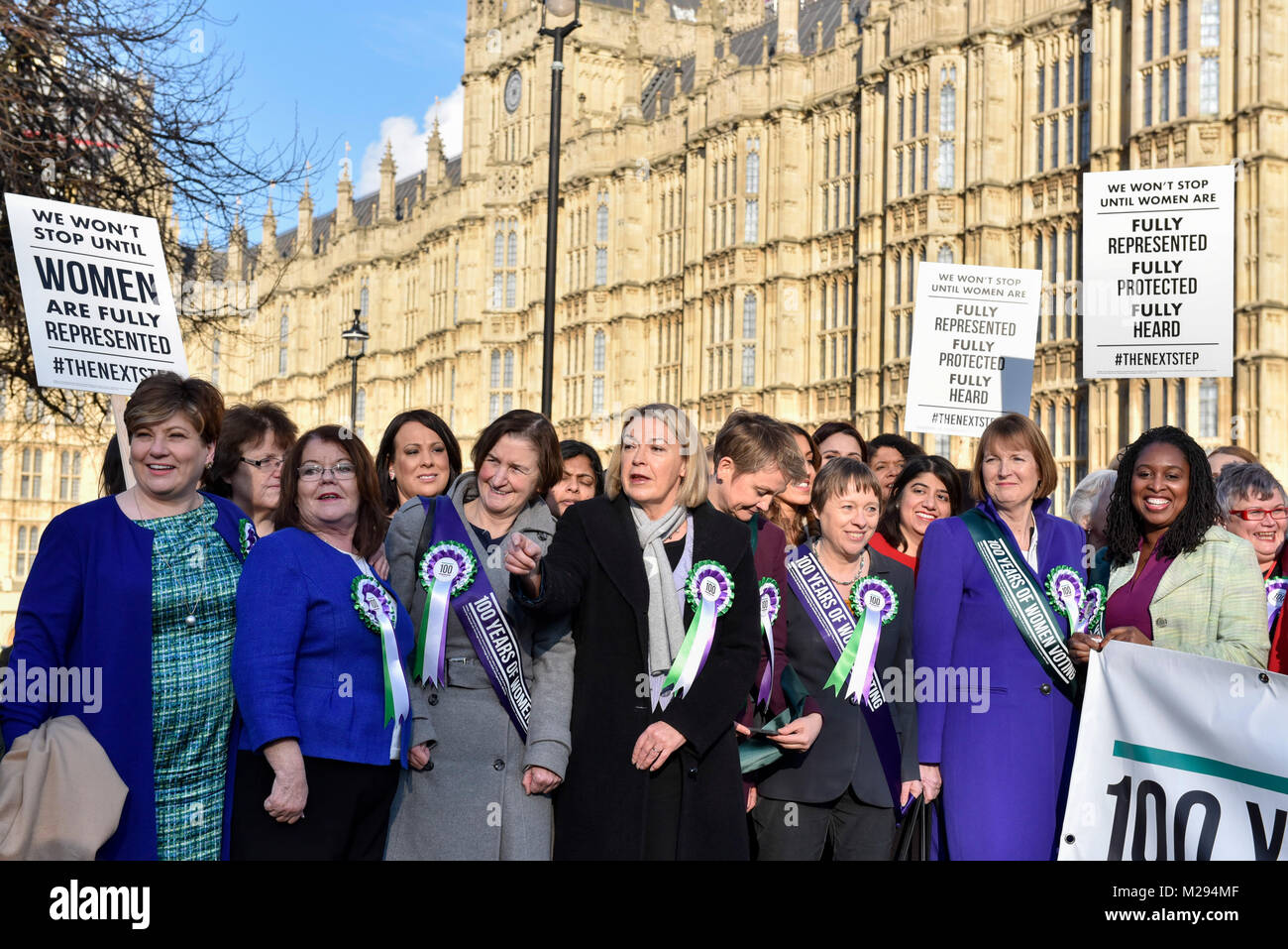 Londres, Royaume-Uni. 6 février 2018. (L) et Emily Thornberry (2ème à droite et à droite) Harriet Harman et Diane Abbott inscrivez-vous femmes membres du cabinet fantôme et du travail des hommes politiques devant les Maisons du Parlement, portant le titre du travail, les rosettes des suffragettes holding des pancartes à côté d'un '100 ans de droit de vote des femmes' banner pour aider au lancement de la campagne du gouvernement pour célébrer les 100 ans du droit de vote pour les femmes. Crédit : Stephen Chung / Alamy Live News Banque D'Images