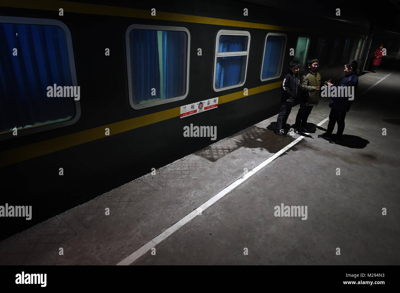 (180206) -- LONGXI, le 6 février 2018 (Xinhua) -- Sun Jianjun et ses camarades de l'exercice sur la plate-forme de la gare de Xinyi, la Chine de l'est de la province de Jiangsu, le 1 février 2018. Festival du printemps, ou Nouvel An Chinois, tombe le 16 février cette année. Des centaines de millions de Chinois sera de retour dans leur village pour les réunions de famille. 14 ans, et ses 15 Sun Jianjun camarades sont parmi ces voyageurs impatients retour à l'accueil. Le 1 er février, le premier jour de la fête du printemps 2018, ils ont empiété rush voyage sur un train dans l'est de Nantong dans la province du Jiangsu en Chine pour un voyage d'habitation plus Banque D'Images