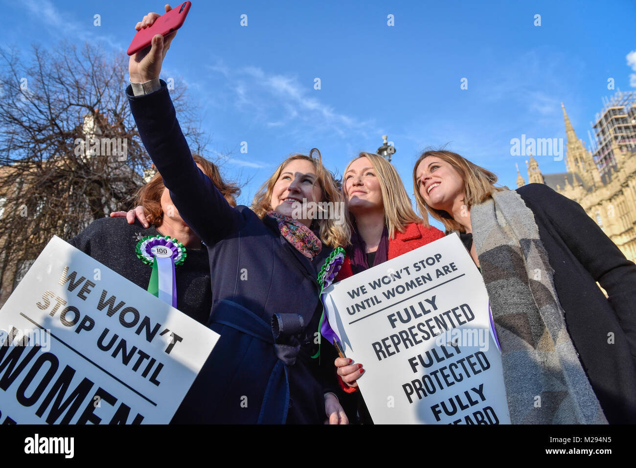 Londres, Royaume-Uni. 6 février 2018. Les femmes membres du cabinet fantôme et du travail des hommes politiques devant les Maisons du Parlement, portant le titre du travail, les rosettes des suffragettes holding des pancartes à côté d'un '100 ans de droit de vote des femmes' banner pour aider au lancement de la campagne du gouvernement pour célébrer les 100 ans du droit de vote pour les femmes. Crédit : Stephen Chung / Alamy Live News Banque D'Images