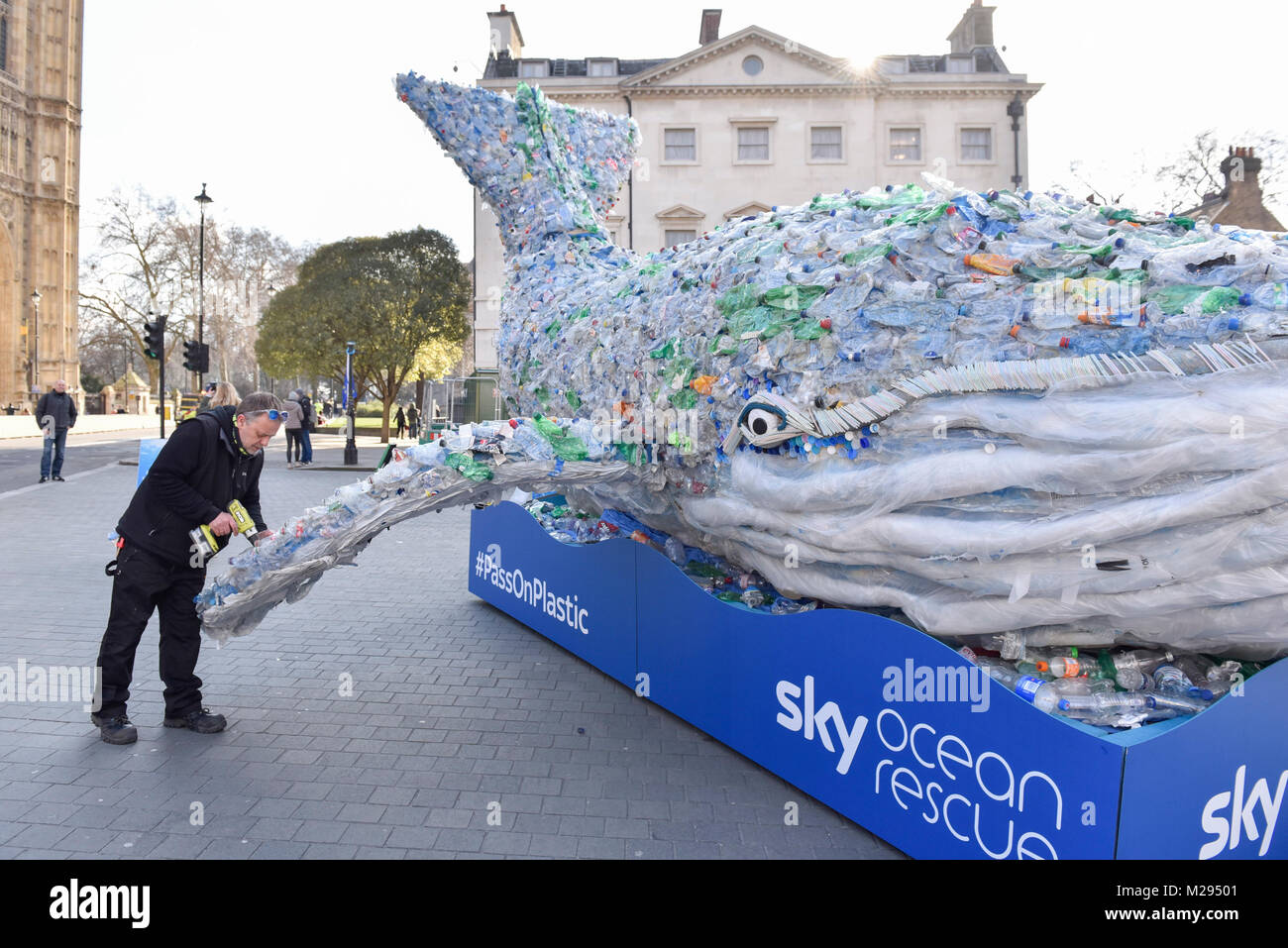 Londres, Royaume-Uni. 6 février 2018. 'Plasticus" une baleine fabriqués à partir de bouteilles en plastique est vu en dehors du Parlement pour promouvoir l'océan du ciel le sauvetage, une campagne visant à réduire la quantité de plastique dans les océans du monde. En plastique non seulement avoir un effet néfaste sur la vie marine, mais il se retrouve dans la chaîne alimentaire qui est ingéré par les humains. Le nombre de bouteilles de plastique utilisées dans la construction Plasticus est le même nombre de plastique qui se termine dans l'océan chaque seconde. Crédit : Stephen Chung / Alamy Live News Banque D'Images