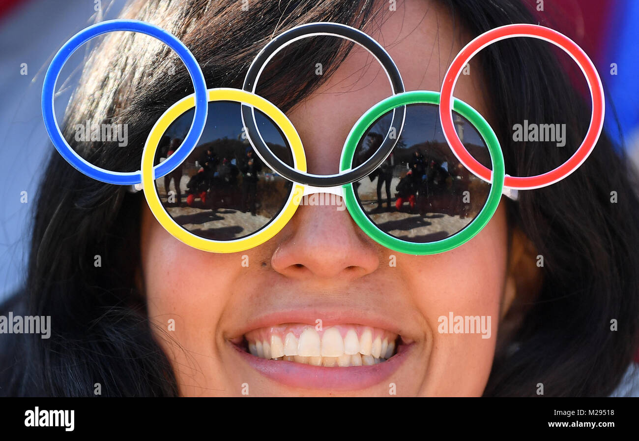 Pyeongchang, Corée du Sud. Feb 6, 2018. Les bénévoles portant des lunettes  de soleil en forme d'anneaux olympiques sont photographiés dans l'Alpensia  Olympic Park à Pyeongchang, Corée du Sud, 06 février 2018. Les Jeux  Olympiques d'hiver de ...