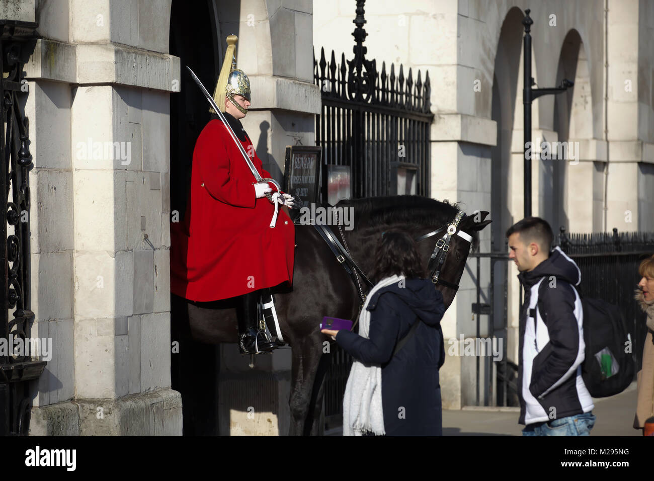 Londres, Royaume-Uni. Feb 6, 2018. Météo britannique. Chilly day Horseguards Parade dans le centre de Londres. Les gens chaleureux de clôture comme les prévisions météo sont pour la semaine la plus froide depuis le début de l'année Crédit : Keith Larby/Alamy Live News Banque D'Images