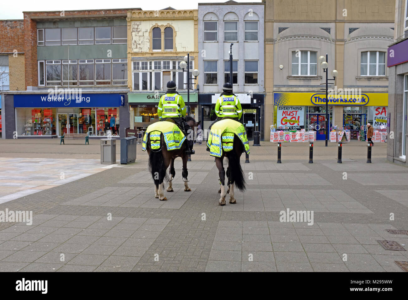 Weston-super-Mare, Royaume-Uni. 6 Février, 2018. Les agents de la police montée en patrouille dans le centre-ville. Avon et Somerset Constabulary's Canada Section a douze chevaux et est basée à Bower Ashton dans la banlieue de Bristol. Keith Ramsey/Alamy Live News Banque D'Images