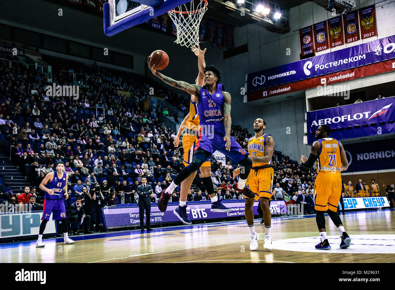 Moscou, Moscou, Russie. 5e Février, 2018. S'Clyburn, # 21 de CSKA Moscou va jusqu'à un tir sous le panier contre un défenseur Khimki Moscow lors d'un match de la ligue russe VTB United à Moscou. Crédit : Nicolas Muller/SOPA/ZUMA/Alamy Fil Live News Banque D'Images