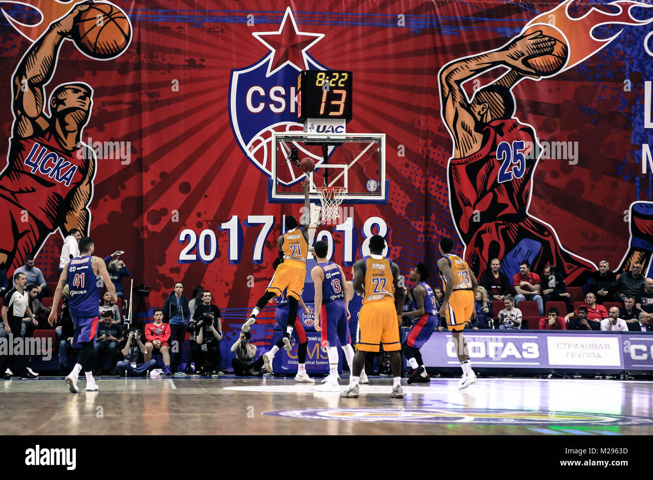 Moscou, Moscou, Russie. 5e Février, 2018. James Anderson, # 21 de Khimki Moscou remonte pour un layup contre le CSKA Moscou Clyburn defender lors d'un match de la ligue russe VTB United à Moscou. Crédit : Nicolas Muller/SOPA/ZUMA/Alamy Fil Live News Banque D'Images