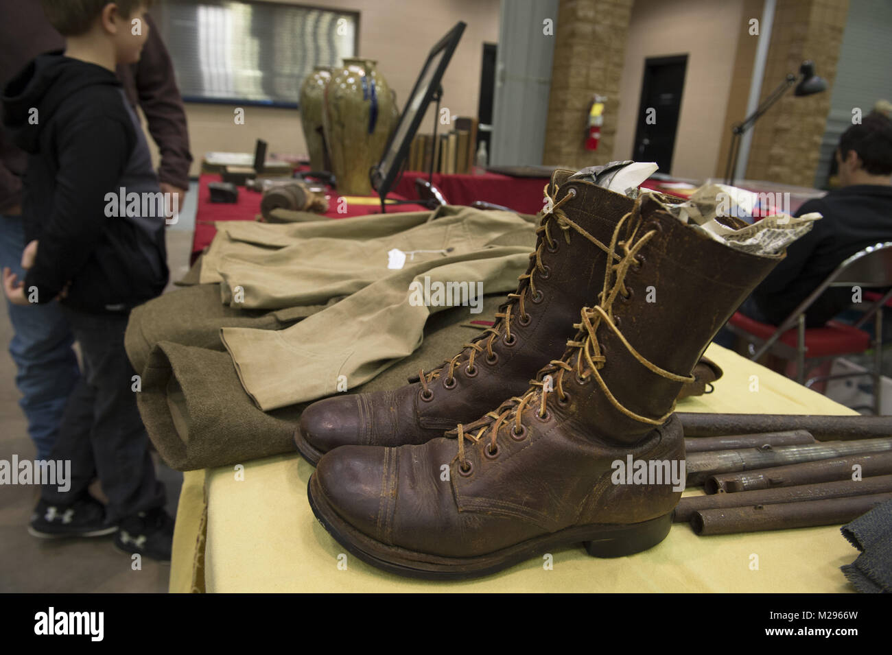 Dalton, GA, USA. 4e Mar, 2018. Souvenirs militaires et des reliques les collectionneurs se sont réunis au parc des expositions de la Géorgie Dalton pour acheter, vendre, échanger des épées, des fusils, des balles et d'uniformes des années 1800 à l'ère du Vietnam. Les amateurs de militaires souvent dépenser des milliers de dollars sur leurs collections.Photo : WW2 era jump books portés par U.S. paratrooper Crédit : Robin Rayne Nelson/ZUMA/Alamy Fil Live News Banque D'Images
