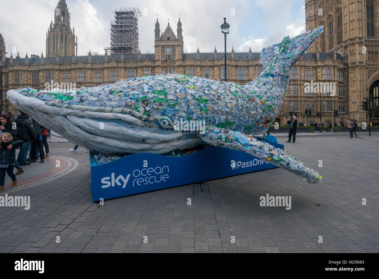 Londres, Royaume-Uni. 5e février 2018. La baleine Plasticus de Sky Ocean Rescue, faite d'un quart de tonne de déchets plastiques, le montant de dumping sur l'océan tous les deux - un total de 8 millions de tonnes par an, a été à l'extérieur du Parlement aujourd'hui à sa campagne visant à empêcher des dommages à l'océan mondial causé par une seringue de plastique. En août dernier, il a visité une douzaine d'endroits en Angleterre, Pays de Galles et l'Ecosse pour mettre en lumière le problème. Sky Ocean Rescue est une initiative de Sky UK, à la propriété de Rupert Murdoch. Peter Marshall, Alamy Live News Banque D'Images