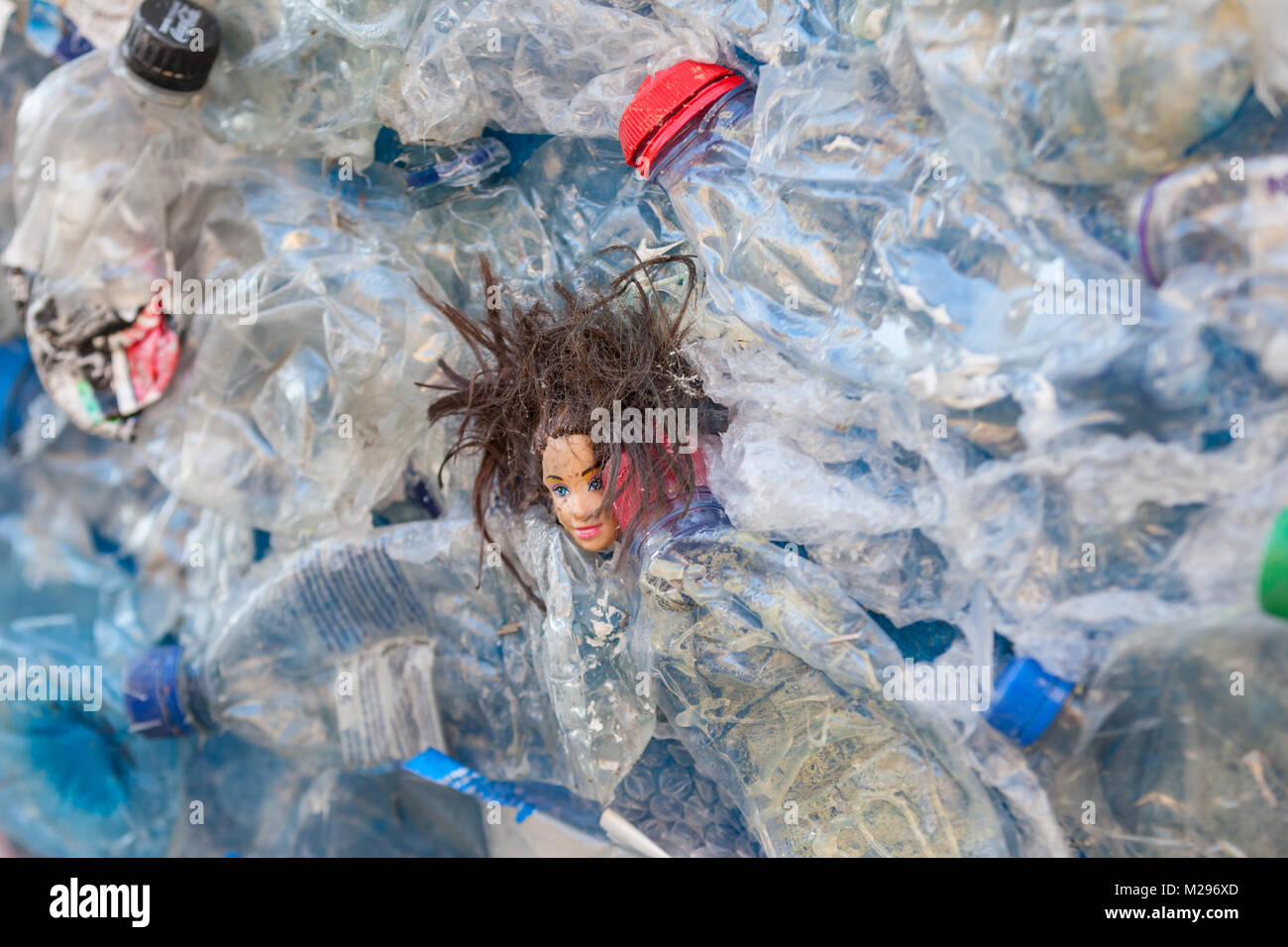 Detail shot de déchets plastiques les plastiques de bouteilles, déchets et une tête de poupée en plastique polluant l'eau et des océans Banque D'Images