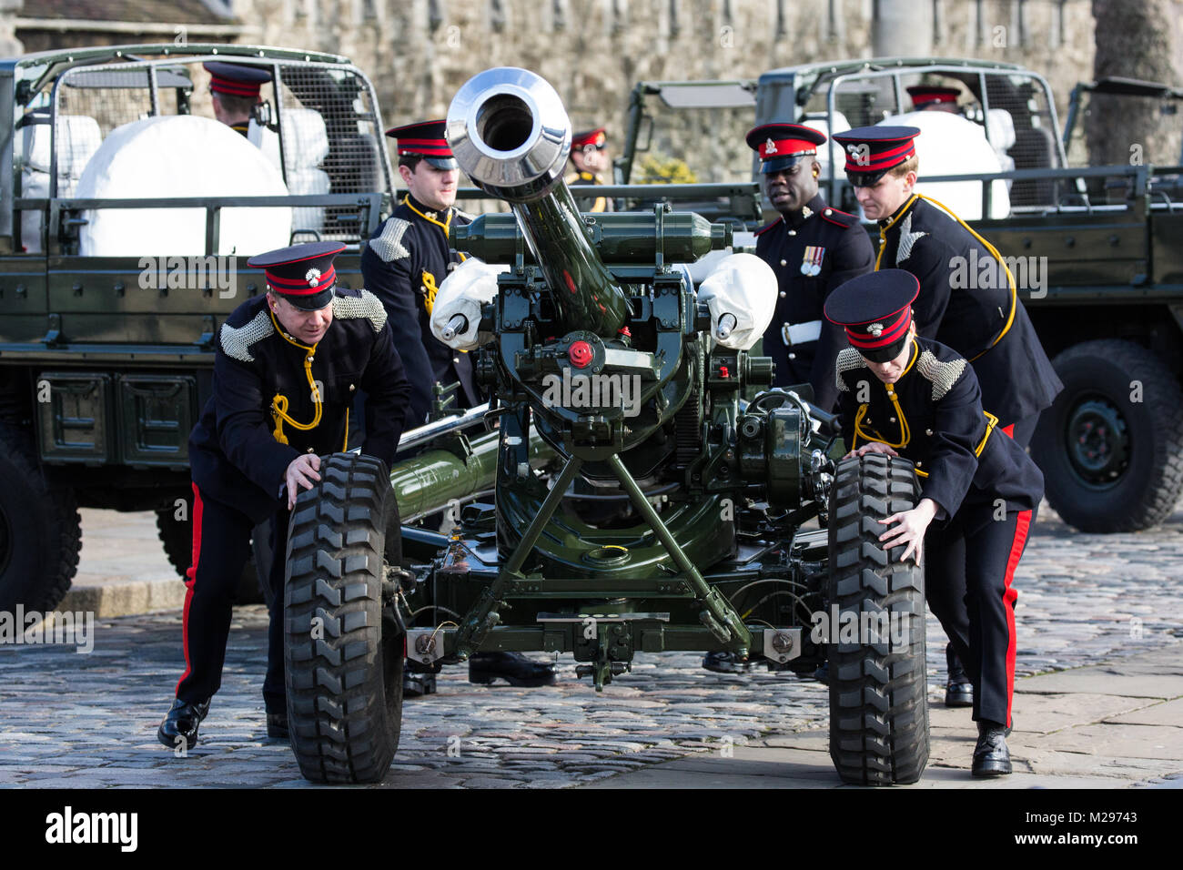 Londres, Royaume-Uni. Feb 6, 2018. Des soldats en tenue de cérémonie de l'honorable compagnie d'artillerie, la ville de London Regiment de l'armée de réserve et le plus ancien régiment dans l'armée britannique, se préparer à tirer trois L118 légères de cérémonie d'une salve de 62 sur la Tamise pour marquer le 66e anniversaire de la reine accession au trône le jour où son père, le roi George VI, est mort. Credit : Mark Kerrison/Alamy Live News Banque D'Images