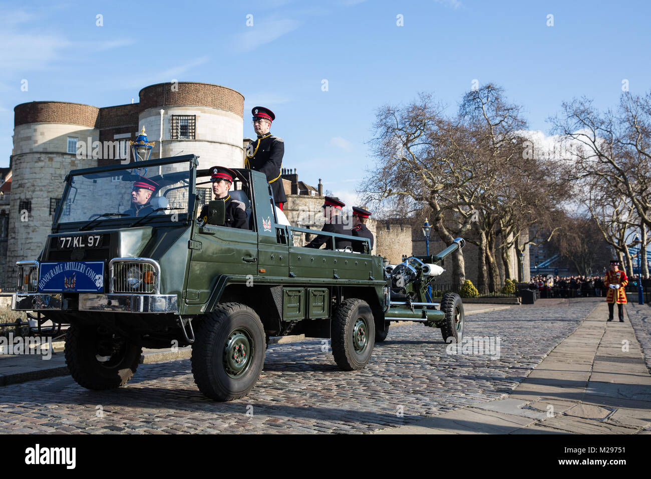 Londres, Royaume-Uni. Feb 6, 2018. Des soldats en tenue de cérémonie de l'honorable compagnie d'artillerie, la ville de London Regiment de l'armée de réserve et le plus ancien régiment dans l'armée britannique, de quitter la Tour de Londres avec trois canons L118 Éclairage de cérémonie après avoir tiré une salve de 62 sur la Tamise pour marquer le 66e anniversaire de la reine accession au trône le jour où son père, le roi George VI, est mort. Credit : Mark Kerrison/Alamy Live News Banque D'Images