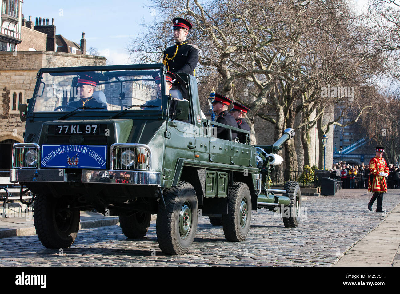 Londres, Royaume-Uni. Feb 6, 2018. Des soldats en tenue de cérémonie de l'honorable compagnie d'artillerie, la ville de London Regiment de l'armée de réserve et le plus ancien régiment dans l'armée britannique, de quitter la Tour de Londres avec trois canons L118 Éclairage de cérémonie après avoir tiré une salve de 62 sur la Tamise pour marquer le 66e anniversaire de la reine accession au trône le jour où son père, le roi George VI, est mort. Credit : Mark Kerrison/Alamy Live News Banque D'Images