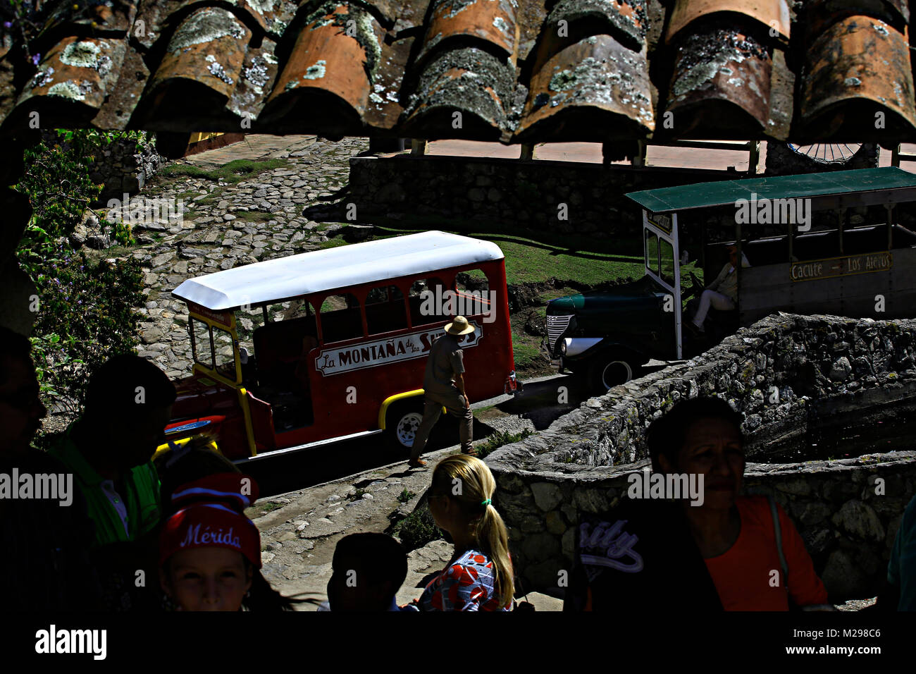 Merida, Mexique, Venezuela. 5e Jan, 2016. Le 25 janvier 2016. Los Aleros est un parc à thème situé dans l'état de Mérida, Venezuela, construit en 1984 pour représenter un village typique des Andes dans les années 30.1 Los Aleros est situé sur l'Trans-Andean l'autoroute, à 25 kilomètres au nord-est de la ville d'MÅ½rida. Le quartier de Tabay, 2 et à environ 40 km au sud-ouest de Apartaderos. Le personnel qui travaille à Los Aleros habiller d'une manière traditionnelle de l'heure de la relancer. Dans la ville, dans Tabay Mérida, Venezuela.Photo : Juan Carlos Hernandez Crédit : Juan Carlos Hernandez/ZUMA/Alamy Fil Live News Banque D'Images