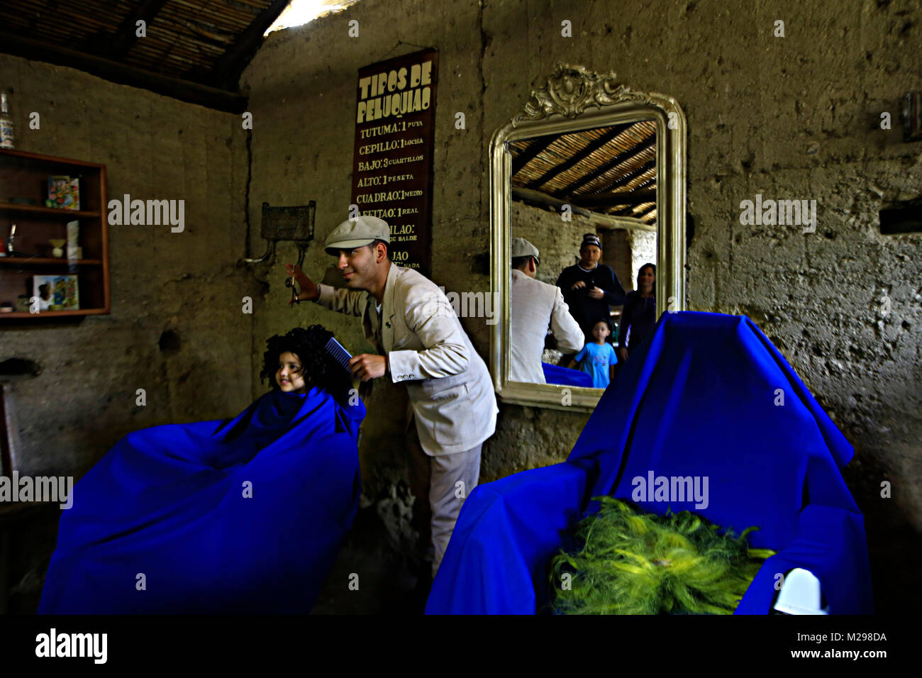 Merida, Mexique, Venezuela. 5e Jan, 2016. Le 25 janvier 2016. Los Aleros est un parc à thème situé dans l'état de Mérida, Venezuela, construit en 1984 pour représenter un village typique des Andes dans les années 30.1 Los Aleros est situé sur l'Trans-Andean l'autoroute, à 25 kilomètres au nord-est de la ville d'MÅ½rida. Le quartier de Tabay, 2 et à environ 40 km au sud-ouest de Apartaderos. Le personnel qui travaille à Los Aleros habiller d'une manière traditionnelle de l'heure de la relancer. Dans la ville, dans Tabay Mérida, Venezuela.Photo : Juan Carlos Hernandez Crédit : Juan Carlos Hernandez/ZUMA/Alamy Fil Live News Banque D'Images