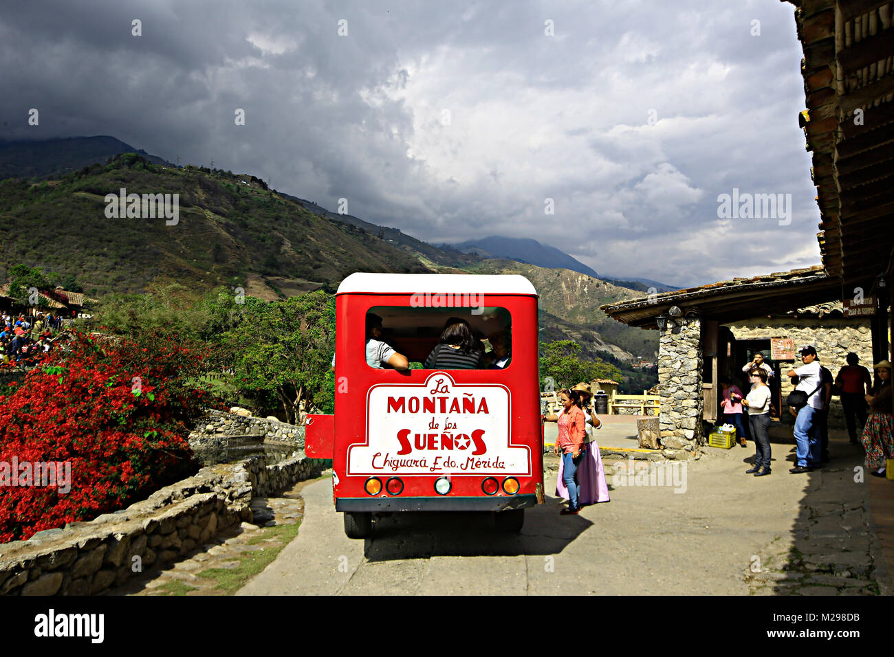 Merida, Mexique, Venezuela. 5e Jan, 2016. Le 25 janvier 2016. Los Aleros est un parc à thème situé dans l'état de Mérida, Venezuela, construit en 1984 pour représenter un village typique des Andes dans les années 30.1 Los Aleros est situé sur l'Trans-Andean l'autoroute, à 25 kilomètres au nord-est de la ville d'MÅ½rida. Le quartier de Tabay, 2 et à environ 40 km au sud-ouest de Apartaderos. Le personnel qui travaille à Los Aleros habiller d'une manière traditionnelle de l'heure de la relancer. Dans la ville, dans Tabay Mérida, Venezuela.Photo : Juan Carlos Hernandez Crédit : Juan Carlos Hernandez/ZUMA/Alamy Fil Live News Banque D'Images